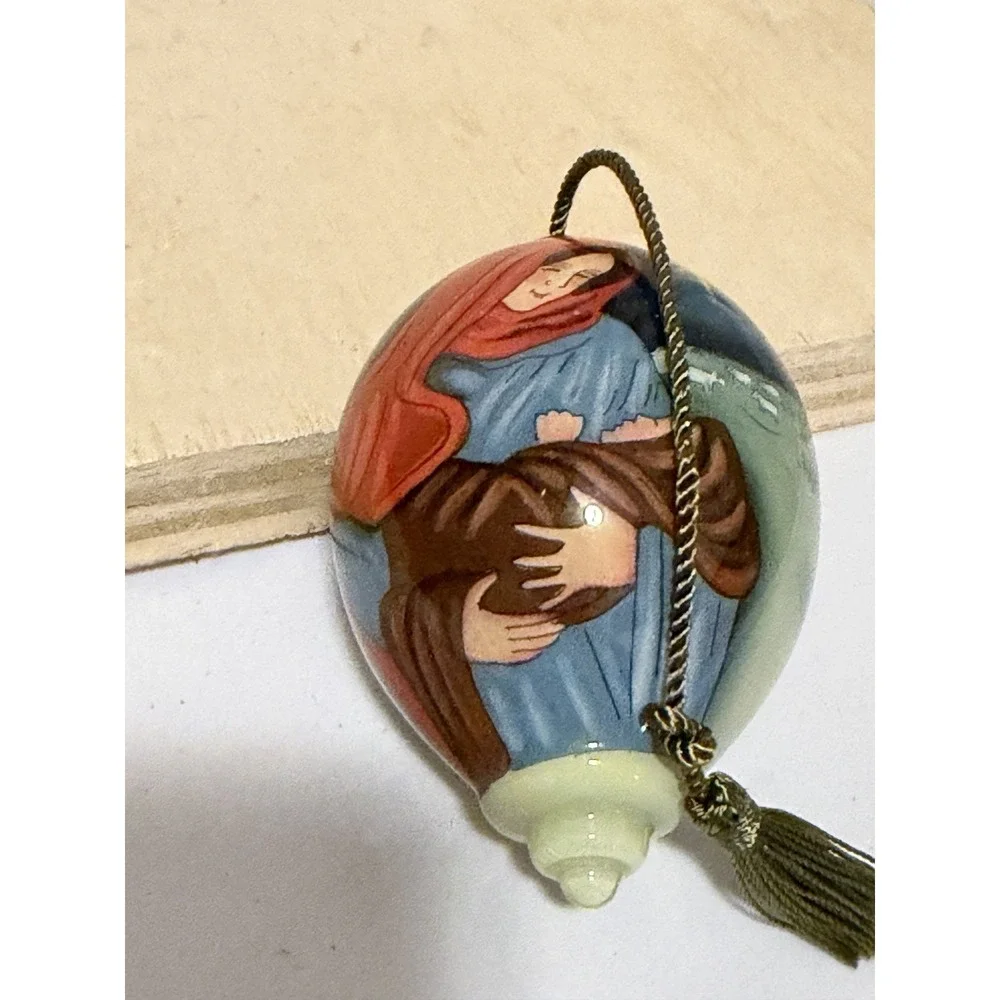 Ne'Qwa Art glass ornament Mother Mary